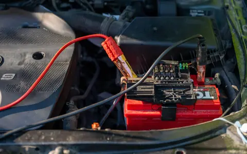 Autobaterie: životnost, nabíjení, výměna a jak poznat, že dosluhuje