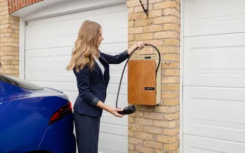 Nabíjení elektromobilu doma: zásuvka, wallbox a tarif